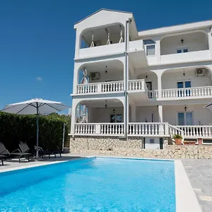 Natura With Private Pool Apartment