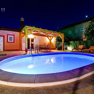 Ferienhaus Orange With Heated Pool And Parking, Zadar